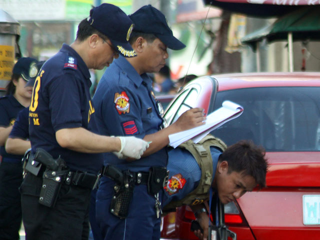 Власти Филиппин расследуют двойное убийство европейцев, совершенное в воскресенье на курорте острова Минданао. Там неизвестные преступники расстреляли двух граждан Швейцарии пенсионного возраста
