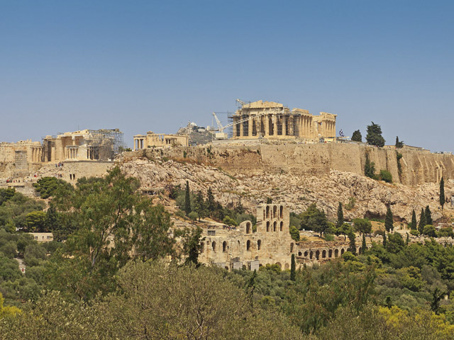 Суд в Афинах приговорил россиянина, испортившего стену Акрополя, к 30 суткам ареста условно с отсрочкой приговора на три года. Второго фигуранта этого дела признали невиновным