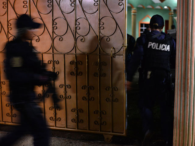 Полиция Гондураса ищет виновников двойного убийства граждан Канады. Жертвами преступников стали владелец бара и ресторана, а также его приемный сын
