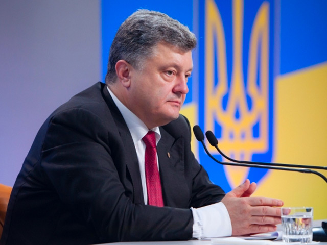 Президент Украины Петр Порошенко призвал Верховную Раду поддержать предложение об изменении границ районов Луганской области для повышения управляемости и наведения порядка в регионе