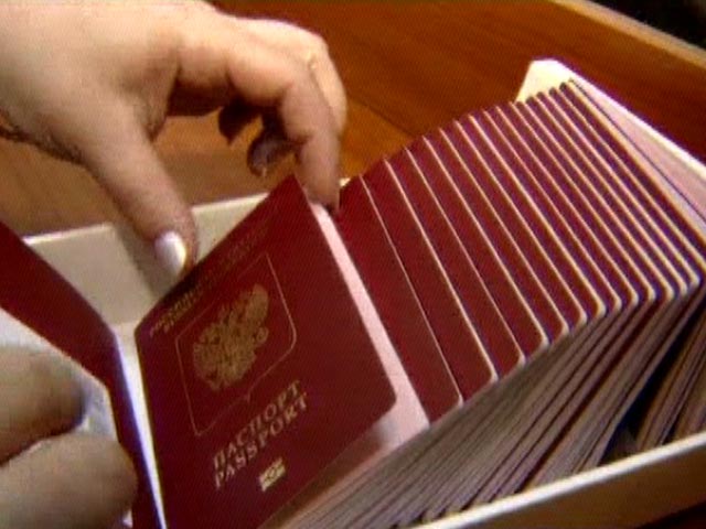 "Речь идет о том, чтобы в обязательном порядке забирать заграничные паспорта у чиновников, имеющих определенный допуск к гостайне, и выдавать их только на время выезда с разрешения руководства", - сказал источник издания в правительстве