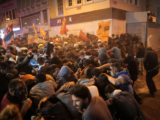 В Турции в результате протестных выступлений и беспорядков из-за боев в Кобани погибли 15 человек
