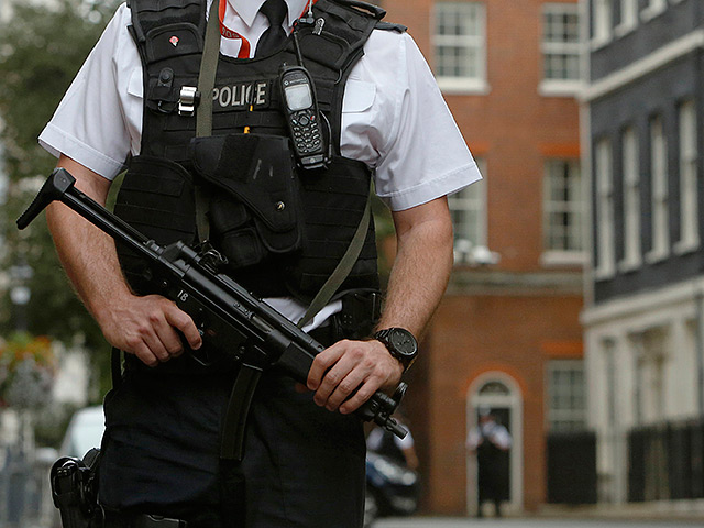 Лондонская полиция при поддержке спецслужб арестовала четверых молодых людей, один из которых связан с "Исламским государством" и недавно вернулся в Великобританию из Сирии