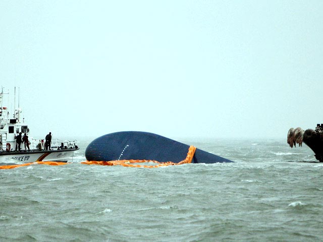 Паром "Севол" затонул 16 апреля 2014 года. Жертвами трагедии стали 293 человека, еще 11 считаются пропавшими без вести