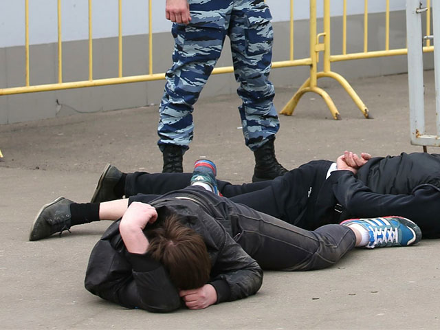 В Кемеровской области полицейские задержали трех соучастников жестокого убийства несовершеннолетнего юноши. Двое из задержанных оказались подростками