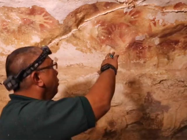 Древнейшие произведения искусства представляют из себя 12 трафаретных изображений кистей человеческих рук