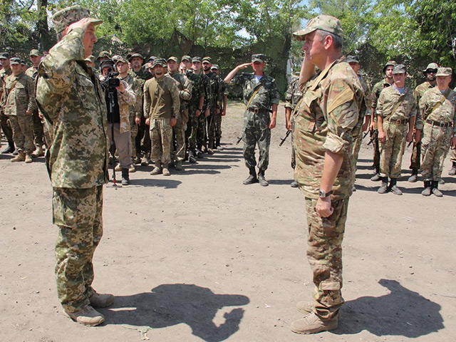 Украинская националистическая партия "Свобода" предлагает провести мини-реформу в армии: в частности, заменить традиционное обращение "товарищ" на обращение "пан"