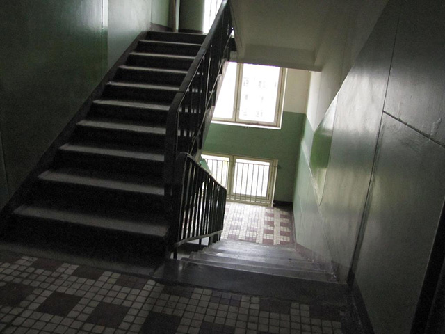 Тагильчане возмутились состоянием подъезда в многоэтажке. «Лестницы в окурках и дерьме»