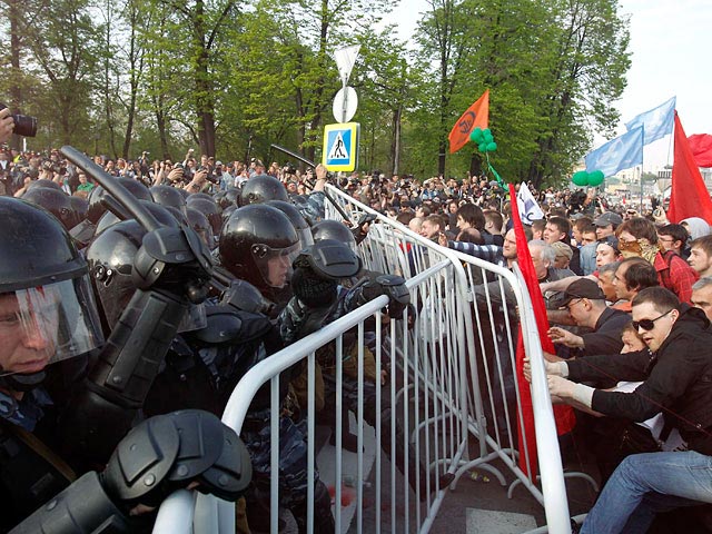 Согласно материалам дела, Ишевский во время беспорядков 6 мая на Болотной площади поднимал с асфальта разные предметы и бросал их в сотрудников полиции