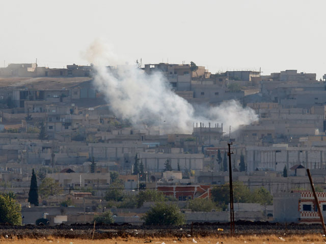 Дым над Кобани, где идет ожесточенное противостояние исламистов и курдских отрядов "пешмерга"