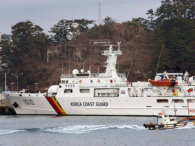 Береговая охрана использовала оружие во время рейда, так как китайские рыбаки на борту судна отказались выполнить требования пограничников и пытались дать им отпор