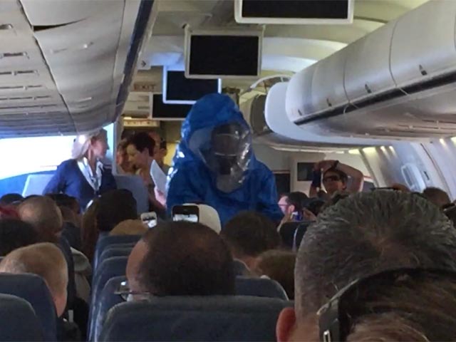 Американец, неудачно пошутивший про Эболу в самолете, спровоцировал панику на борту 