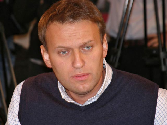 Как сообщается в Twitter пресс-секретаря политика, несмотря на протест защиты, суд удовлетворил ходатайство гособвинения, оставив Навального под домашним арестом до 14 января 2015 года
