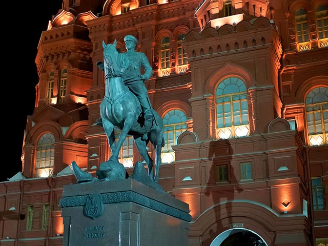 В Москве мужчина на автомобиле ВАЗ-2107 на полной скорости вылетел на Манежную площадь и въехал в памятник маршалу Георгию Жукову. При этом он приковал себя цепью к рулю машины, в которой находилось две канистры бензина