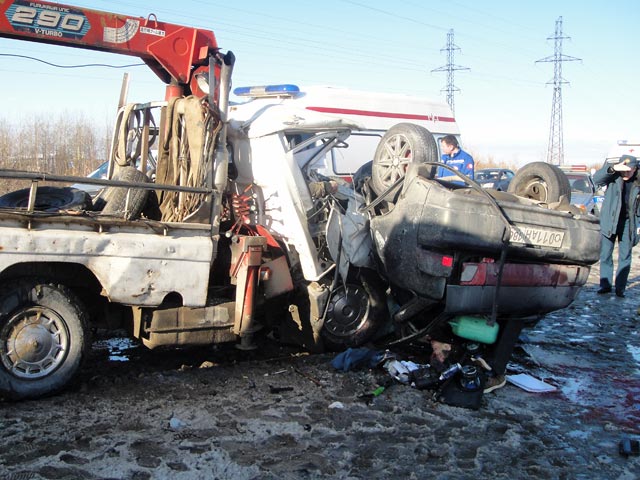 В Ханты-Мансийском автономном округе произошло ДТП с многочисленными жертвами: в результате столкновения трех автомобилей погибли пять человек, сообщает ГУ МВД по округу