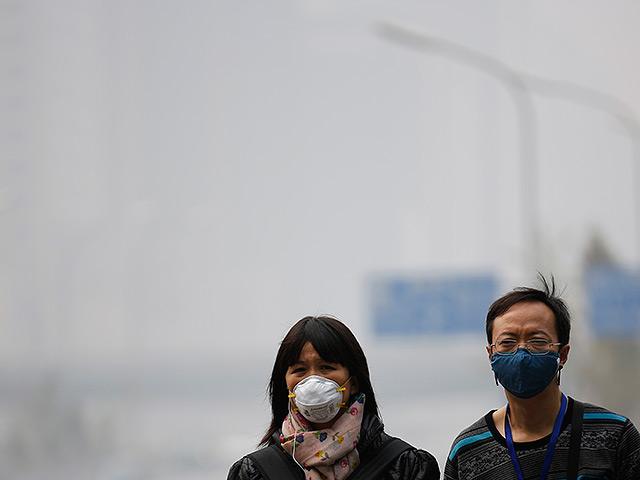 Товарищеская встреча между Бразилией и Аргентиной может быть сорвана из-за сильного смога в Китае.  Футболистам не рекомендовано покидать свои отели. Власти Пекина объявили предпоследний, оранжевый, уровень опасности загрязнения воздух