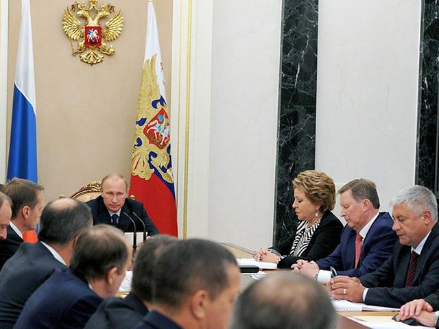 Президент России Владимир Путин провел оперативное совещание с постоянными членами Совета Безопасности России. Среди обсуждавшихся вопросов - ИГИЛ, Эбола, Украина и США