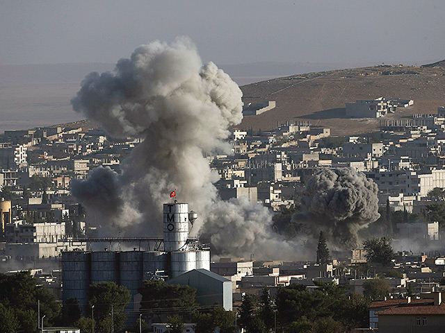 Удары были нанесены в районе сирийского города Кобани (Айн-эль-Араб), который уже более трех недель находится под осадой боевиков. Целями военных стали транспорт и живая сила исламистовкое государство" (ИГ) на границе Сирии и Турции