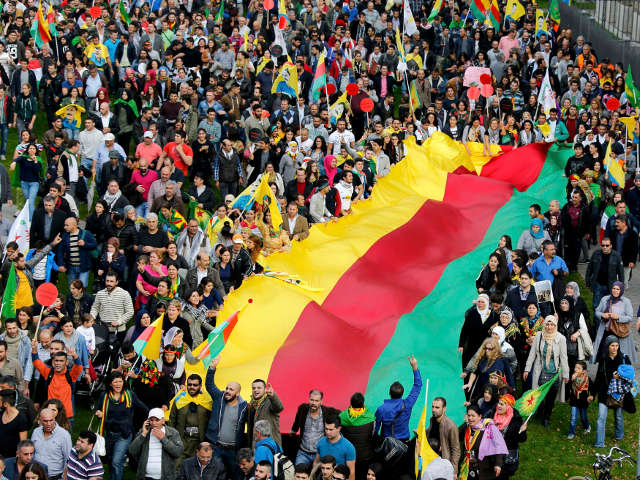 Демонстранты призвали правительство ФРГ усилить давление на Турцию с тем, чтобы Анкара создала коридор для поступления оружия и гуманитарной помощи жителям города и бойцам курдских военизированных формирований. "Остановите резню в Кобани", "Свободу Кобани