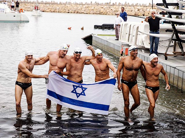 Шестерка израильтян установила рекорд, проплыв 380 километров по открытой воде