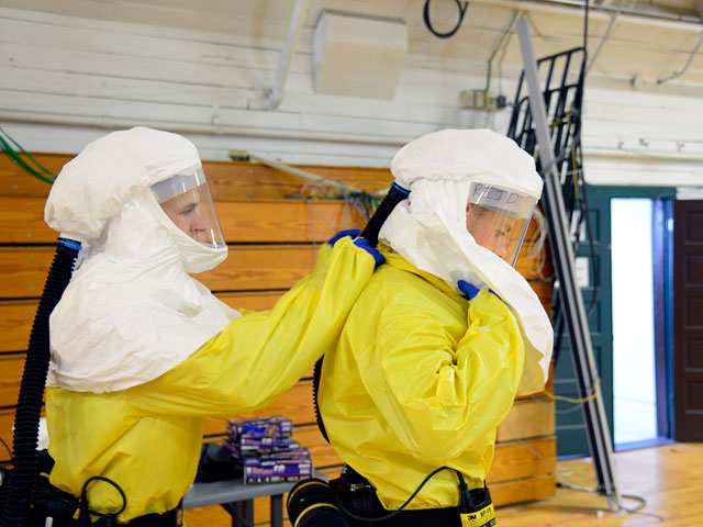 У сотрудника больницы в штате Техас, лечившего пациента с лихорадкой Эбола, выявлено то же заболевание