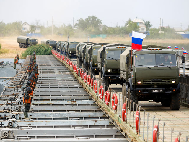 Соединения и воинские части Южного военного округа, завершившие учения в Ростовской области, возвращаются от границы с Украиной в пункты постоянной дислокации