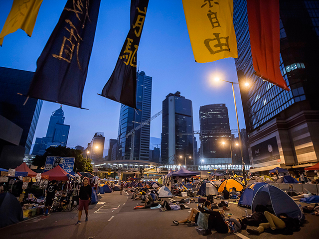 В Гонконге протестующие обвинили главу администрации в коррупции на 50 млн долларов