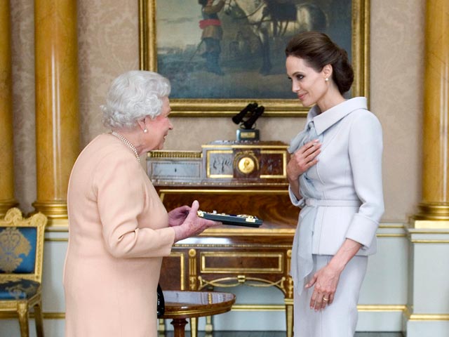 Британская королева вручила Анджелине Джоли знаки рыцарского титула