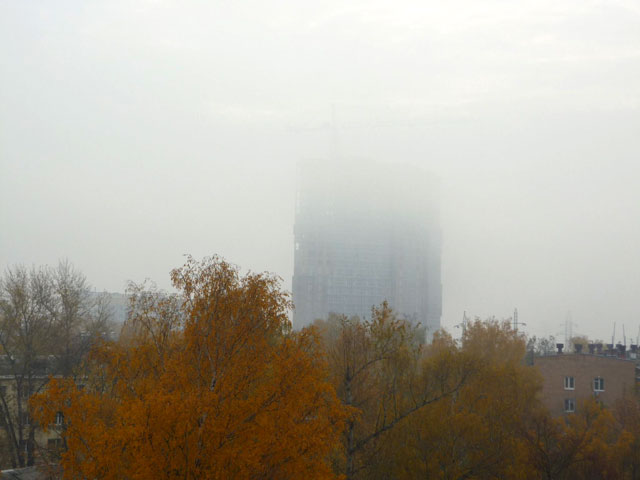 В некоторых районах Москвы и Московской области в понедельник утром все еще ощущается запах гари и в воздухе стоит дымка