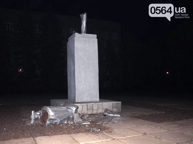 В Кривом Роге (Днепропетровская область, Украина) снесли третий с начала месяца памятник Ленину