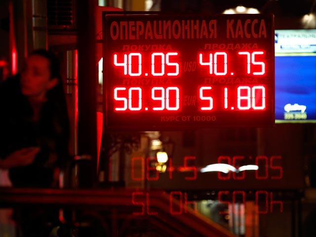Евро в понедельник обновил абсолютный максимум, достигнутый 3 марта этого года, поднявшись до 51,205 рубля