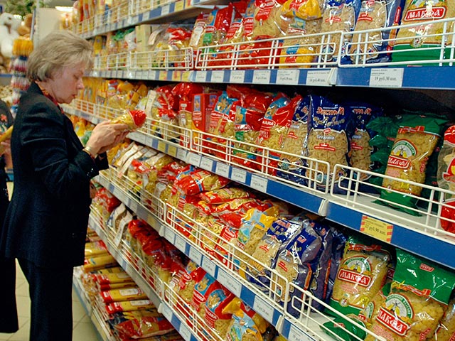 Жители Калининградской области, сильно зависящей от поставок из соседних стран - членов ЕС, начали тратить меньше в продуктовых магазинах