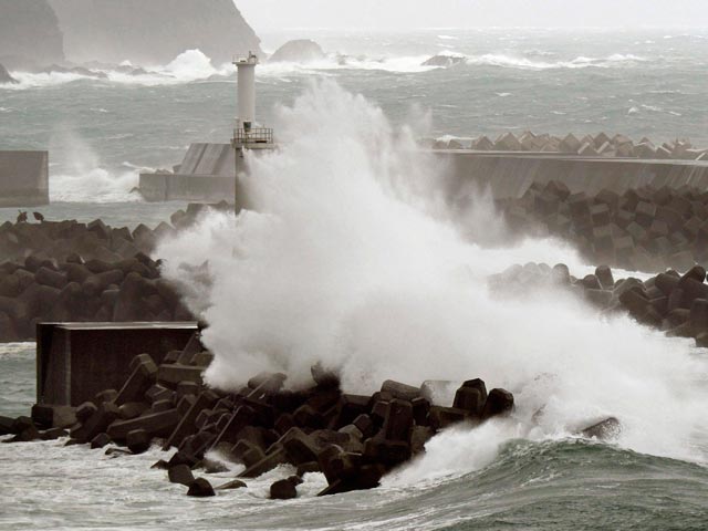Тайфун "Вонфон" нарушил транспортное сообщение Японии и оставил без света 50 тысяч домов