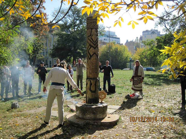 В Киеве вновь установили статую бога Перуна
