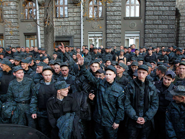 Возле администрации президента Украины Петра Порошенко днем 13 октября начался митинг нескольких сотен солдат Национальной гвардии