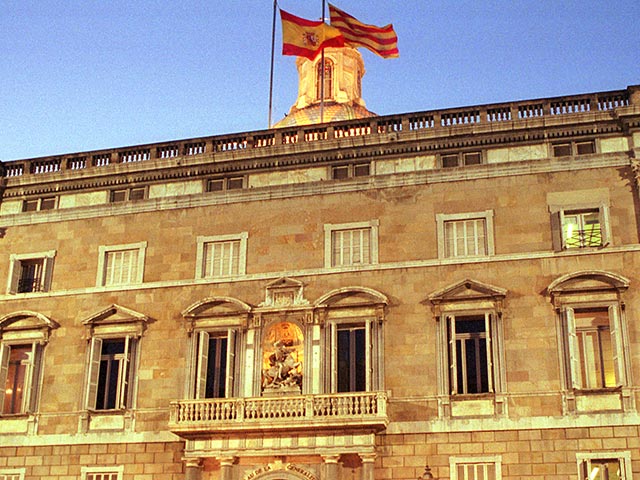 Правительство Каталонии считает, что намеченный на 9 ноября референдум о суверенитете этой автономной области Испании на основе указа от 27 сентября, заблокированного Конституционным судом страны, не может состояться