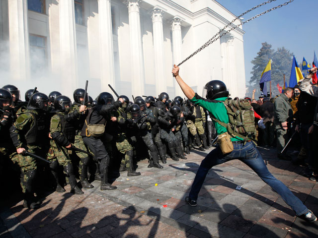 Возле здания парламента националисты устроили беспорядки