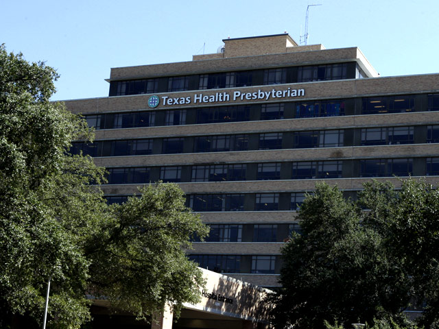 По данным властей, работник Texas Health Presbyterian Hospital, где лечился и 8 октября умер Дункан, во вторник сообщил о высокой температуре и был немедленно помещен в специальный инфекционный изолятор