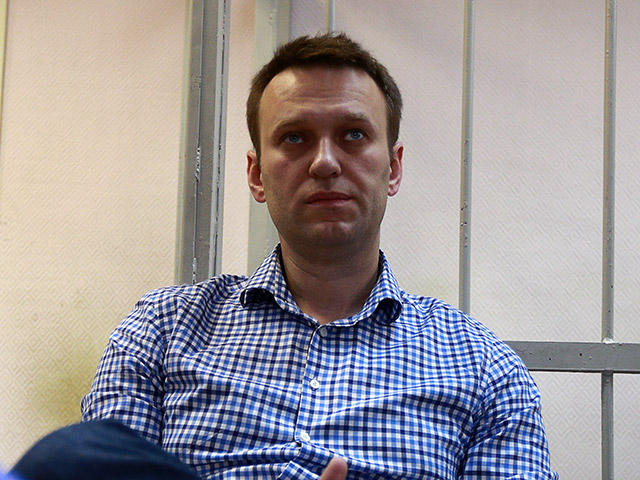Оппозиционер Алексей Навальный дал второе большое интервью из-под домашнего ареста - на этот раз к нему в гости пришли главный редактор радиостанции "Эхо Москвы" Алексей Венедиктов и его помощница Олеся Рябцева