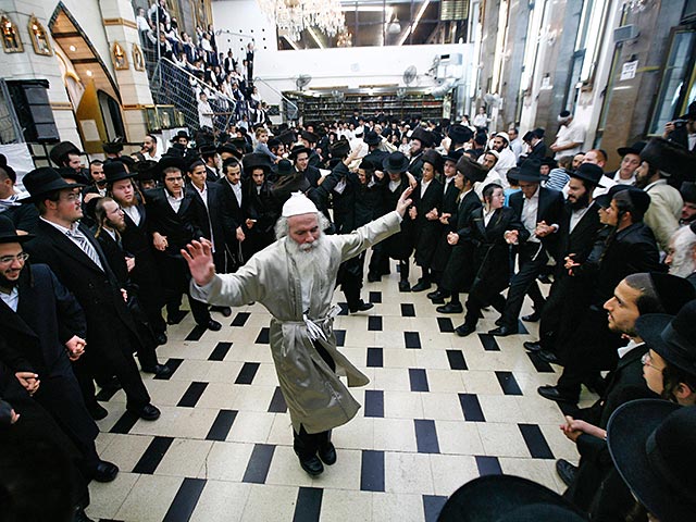 Последователи иудаизма во всем мире начнут в четверг вечером отмечать Симхат Тора ("радость Торы") - один из самых радостных праздников еврейского календаря