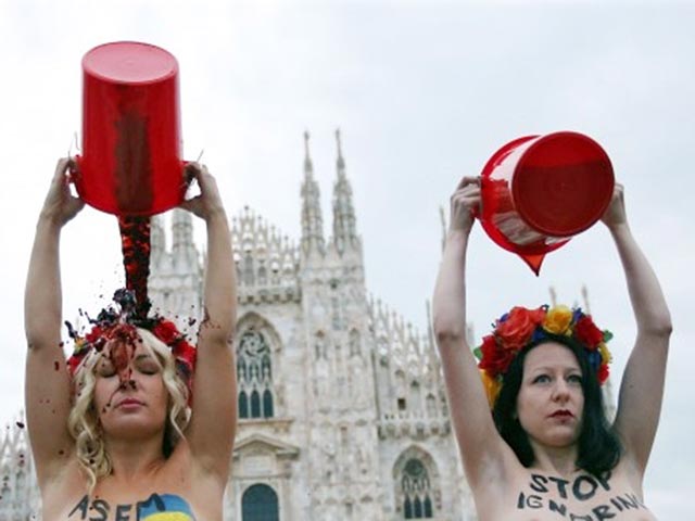Полуобнаженные активистки движения Femen устроили акцию в центре Милана в знак протеста против визита Владимира Путина на саммит форума "Азия - Европа" (ASEM), который открывается в этом городе