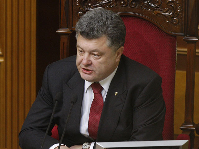 Президент Украины Петр Порошенко подписал закон "Об особом порядке местного самоуправления в отдельных районах Донецкой и Луганской областей"