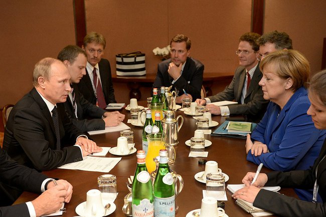 Президент России Путин и канцлер Германии Меркель встретились в Милане, обсудили Украину и газ