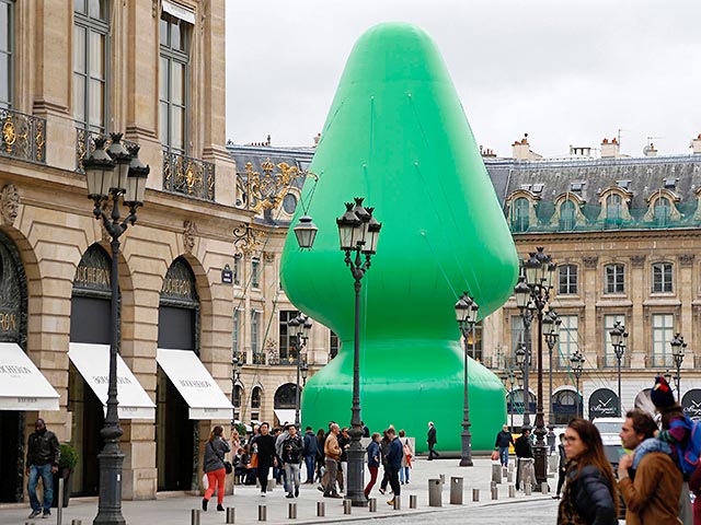 В центре Парижа установили рождественскую елку, которая напоминает анальную пробку, пишет The Independent. Надувное "дерево" создано американским художником Полом Маккарти и выставлено на площади Вандом в рамках фестиваля современного искусства