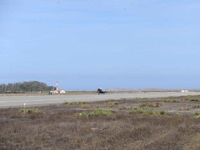Беспилотный самолет ВВС США Х-37В совершил посадку на военно-воздушной базе Вандерберг в Калифорнии, завершив длившийся почти два года полет