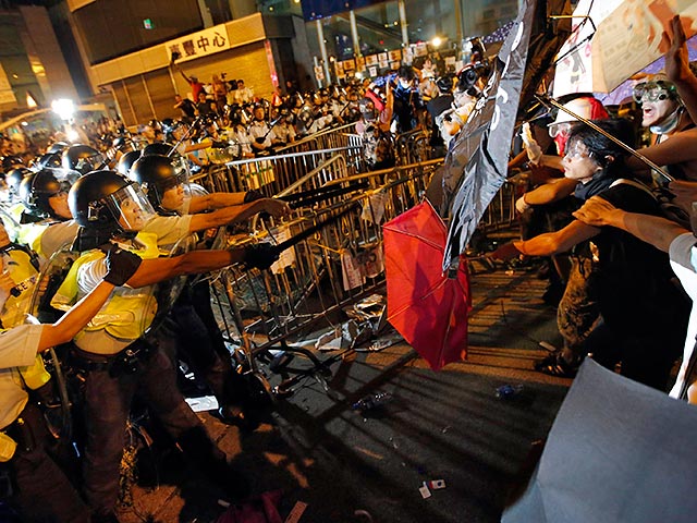 Столкновения активистов движения Occupy Central с полицией возобновились в воскресенье утром в Гонконге, 20 человек пострадали