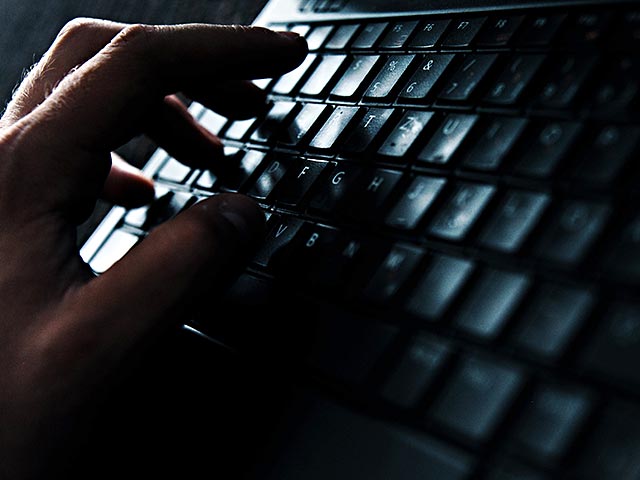 Великобритания может значительно ужесточить наказание для интернет-троллей - пользователей, публикующих в сети оскорбительные материалы или угрозы в адрес других людей