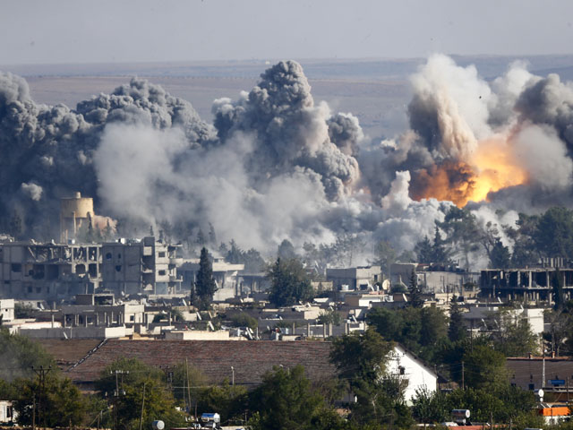 Несмотря на авиаудары по позициям "ИГ", совершаемые международной коалицией во главе с США, террористы продолжают наступление на Кобани, который считается стратегической точкой