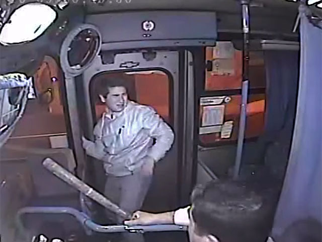 В чилийском городе Консепсьон шофер общественного транспорта в одиночку задержал грабителя, не отрываясь от "баранки" своего автобуса