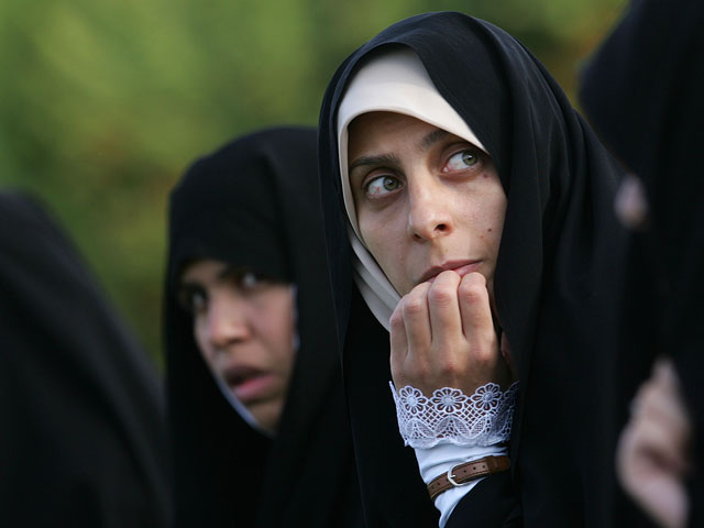 В Иране неизвестные обливают кислотой женщин за "неподобающий" внешний вид